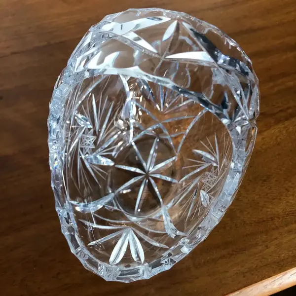 Foto de um(a) Antiga Cesta Decorativa Em Cristal Tcheco Lapidado Mao, da categoria de Cestos e Caixas. Antiga e linda cesta em cristal tcheco, toda lapidada à mão. Medidas 15x16cm. Mostrado de uma perspectiva diferente. Vendido no marketplace Trésors.