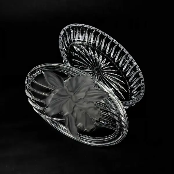 Foto de um(a) Antiga Caixa Porta Jóias Art Deco Em Cristal Francês Satiné, da categoria de Porta-Jóias. Belíssima caixa porta jóias em cristal francês, na tampa decoração floral moldada em satiné. Super versátil e decorativa.... Mostrado de uma perspectiva diferente. Vendido no marketplace Trésors.