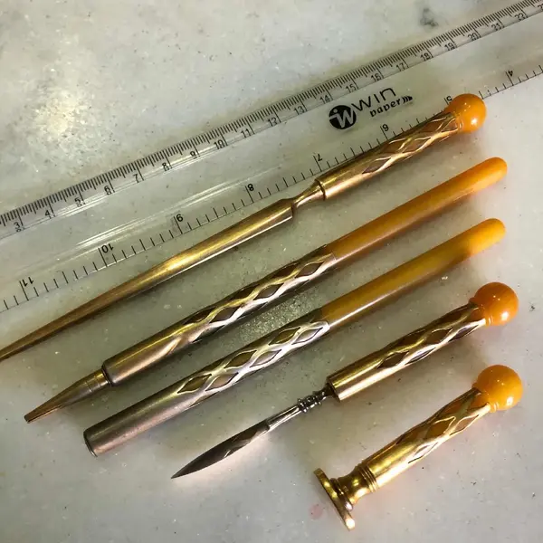Foto de um(a) Antigo Raro Conjunto Escritório Art Deco Baquelite Francês, da categoria de Itens de Escritório. Antigo e lindo conjunto para escritório composto por 5 peças em baquelite francês com metal dourado. Período Art Deco. Mostrado de uma perspectiva diferente. Vendido no marketplace Trésors.