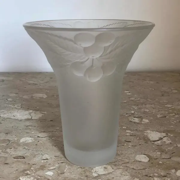 Foto de um(a) Antigo Lindo Vaso Art Deco Vidro Artístico Satiné Francês, da categoria de Vasos. Antigo e lindo vaso francês em vidro artístico ricamente moldado e prensado, trabalho feito a ácido, com folhas e frutos em... Mostrado de uma perspectiva diferente. Vendido no marketplace Trésors.