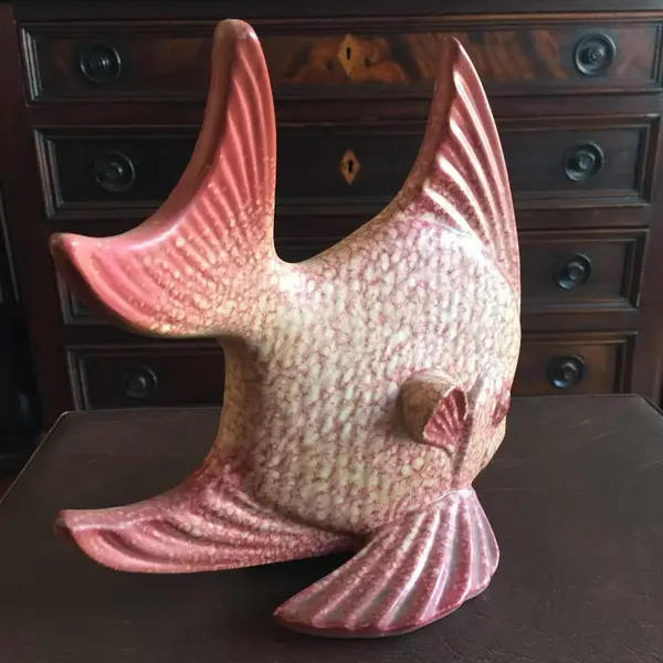 Foto de um(a) Antiga Escultura Art Deco Peixe Em Porcelana Faiança Tcheca, da categoria de Escultura. Imponente e diferente escultura artística em faiança na forma de peixe, década de 1950. Período Art Deco.Medidas 27x25cm. Mostrado de uma perspectiva diferente. Vendido no marketplace Trésors.