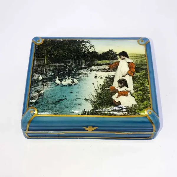 Foto de um(a) Antiga Caixa Porta Jóias Majólica Porcelana Sarreguemines, da categoria de Cestos e Caixas. Sarreguemines. Antiga e importante caixa porta jóias em majólica/ porcelana francesa, da renomada manufatura Sarreguemines.... Mostrado de uma perspectiva diferente. Vendido no marketplace Trésors.