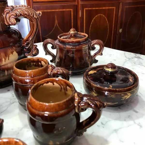 Foto de um(a) Antigo Raro Conjunto Chá Café Chocolateira Majólica Alemã, da categoria de Conjuntos de café e chá. Antigo e centenário conjunto para chocolate, café ou chá. Você escolhe! Composto por grande bule/chocolateira, cinco... Mostrado de uma perspectiva diferente. Vendido no marketplace Trésors.