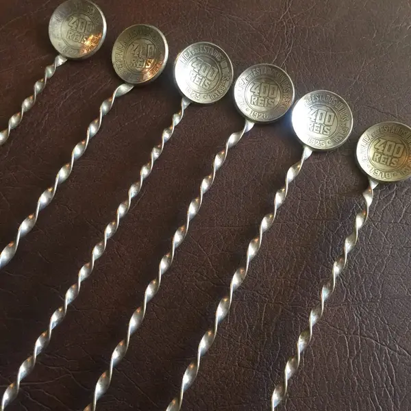 Foto de um(a) Antigas Colheres Long Drink Moeda Prata E Pedras Numismat, da categoria de Colheres. Contem 6 unidades, 30cm cada. Valor do conjunto. Moedas da década de 20.Legítimas pedras brasileiras. Mostrado de uma perspectiva diferente. Vendido no marketplace Trésors.
