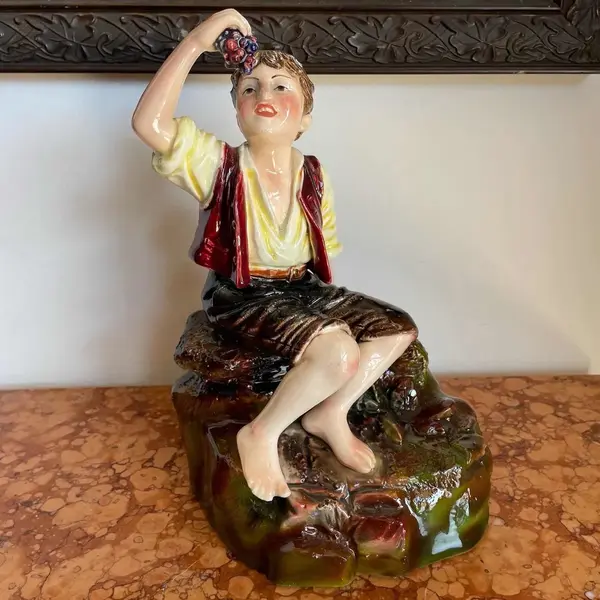 Foto de um(a) Antiga Clássica Escultura Menino Com Uvas Majólica Francesa, da categoria de Escultura. Antiga escultura artística moldada à mão em majólica francesa, possivelmente Sarreguemines, representando menino comendo... Mostrado de uma perspectiva diferente. Vendido no marketplace Trésors.