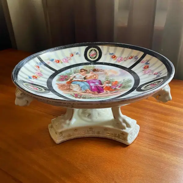 Foto de um(a) Antiga Rara Fruteira Centro De Mesa Porcelana Alemã Nouveau, da categoria de Centro de mesa. Antiga fruteira ou centro de mesa, porta cartões em porcelana artística alemã, decoração central com linda cena de damas,... Mostrado de uma perspectiva diferente. Vendido no marketplace Trésors.