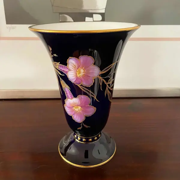Foto de um(a) Antigo Vaso Art Deco Em Porcelana Alemã Hutschenreuther, da categoria de Vasos. Hutschenreuther - Germany. Antigo e excepcional vaso artístico em porcelana alemã azul cobalto, de umas das melhoras... Mostrado de uma perspectiva diferente. Vendido no marketplace Trésors.