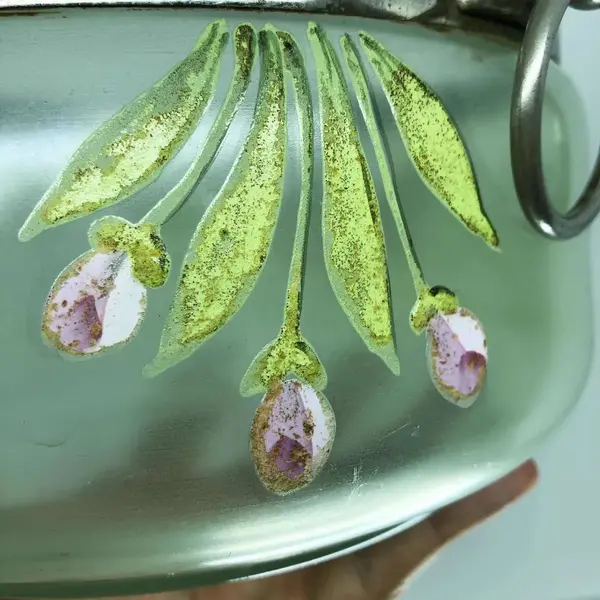 Foto de um(a) Antiga Saladeira Art Deco Cristal Veneziano Pintado À Mão, da categoria de Travessas e tigelas. Antiga saladeira em cristal veneziano, com bordas e alças em metal espessurado a prata. Linda e delicada pintura floral ao... Mostrado de uma perspectiva diferente. Vendido no marketplace Trésors.