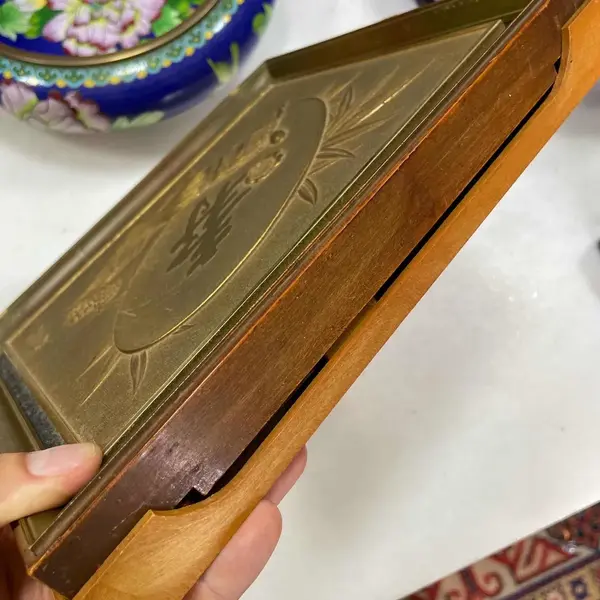 Foto de um(a) Antigo Raro Quadro De Mesa Japonês Caixa Oriental Minogame, da categoria de Objetos decorativos. Curioso quadro de mesa em metal dourado de excelente qualidade, lindo brilho natural e ótima fundição, com bastante riqueza... Mostrado de uma perspectiva diferente. Vendido no marketplace Trésors.