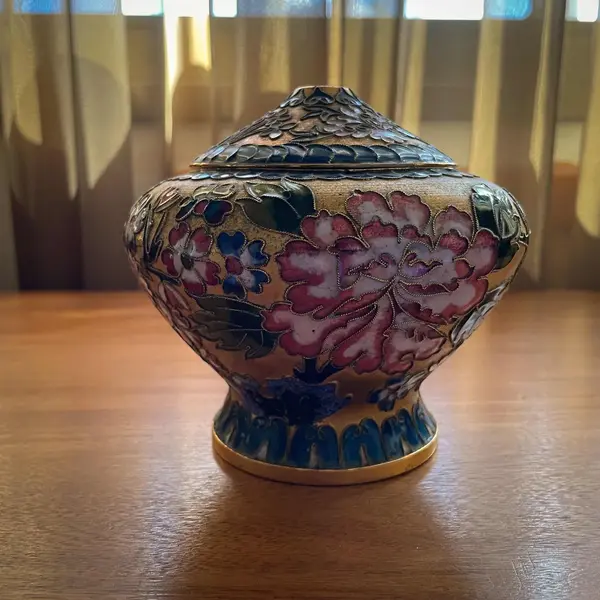 Foto de um(a) Antigo Potiche Púcaro Caixa Porta Jóias Oriental Cloisonné, da categoria de Vasos e recipientes. ~ Cloisonné ~ Antigo potiche em bronze esmaltado, técnica Cloisonné. Além de muito decorativo, com lindas cores e flores ao... Mostrado de uma perspectiva diferente. Vendido no marketplace Trésors.