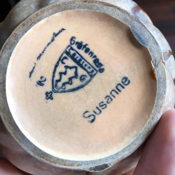 Foto de um(a) Antigo Vasinho Art Deco Cerâmica Alemã Susanne, da categoria de Vasos. Antigo vasinho art deco em cerâmica alemã Susanne. Década de 1950. Impecável. Mede aprox 10 x 10cm. Mostrado de uma perspectiva diferente. Vendido no marketplace Trésors.