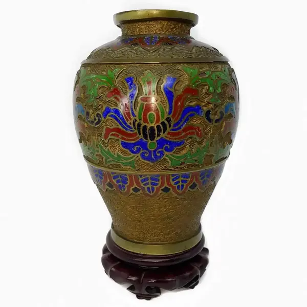 Foto de um(a) Antigo Raro Legítimo Vaso Oriental Em Bronze Cloisonné, da categoria de Vasos. Antigo e lindo vaso em bronze Cloisonné, linda decoração esmaltada à mão ao redor da peça. Essa técnica de trabalho em... Mostrado de uma perspectiva diferente. Vendido no marketplace Trésors.