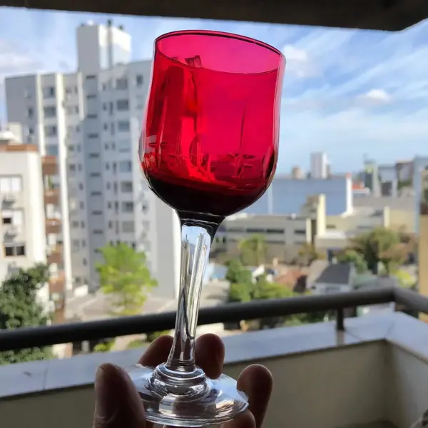 Foto de um(a) Antigo Par De Cálices Copos Taças Cristal Europeu Vermelho, da categoria de Copos e taças. Antigo par de cálices em fino cristal europeu, ricamente lapidados à mão. Meados do século XX.Mede 14x5cm cada. Mostrado de uma perspectiva diferente. Vendido no marketplace Trésors.