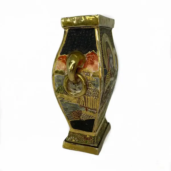 Foto de um(a) Antigo Raro Vaso Oriental Porcelana Japonesa Satsuma Império, da categoria de Vasos. Satsuma Imperial. Antigo e diferente vaso oriental no formato de pequena ânfora com alças, porcelana artística japonesa,... Mostrado de uma perspectiva diferente. Vendido no marketplace Trésors.