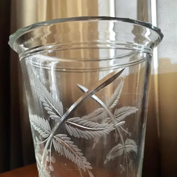 Foto de um(a) Antigo Vaso Jarro Art Deco Cristal Francês Lapidado À Mão, da categoria de Vasos. Antigo e fino vaso em cristal francês lapidado à mão. Cristal de ótima qualidade, lindo brilho natural e lapidação com muita... Mostrado de uma perspectiva diferente. Vendido no marketplace Trésors.