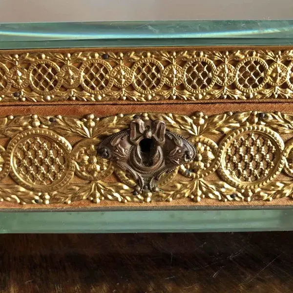 Foto de um(a) Antiga Caixa Porta Jóias Cristal Bisote Bronze Doré Império, da categoria de Porta-Jóias. Antiga e fina caixa porta-joias em cristal bisote, e armação em bronze doré, com banho de ouro. Estilo Império, Paris,... Mostrado de uma perspectiva diferente. Vendido no marketplace Trésors.