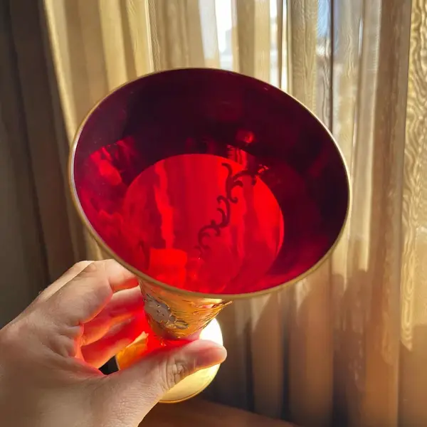 Foto de um(a) Antigo Vaso Jarro Artístico Cristal Veneziano Com Ouro, da categoria de Vasos. Antigo vaso artístico em cristal veneziano cor vermelho rubi , toda trabalhada à mão, decoração floral em relevo e ouro 18k.... Mostrado de uma perspectiva diferente. Vendido no marketplace Trésors.