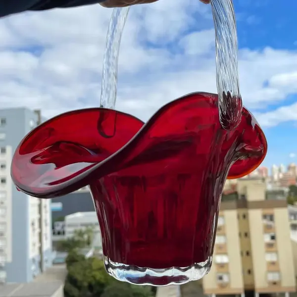 Foto de um(a) Antiga Cesta Decorativa Em Cristal Murano Italiano Art Deco, da categoria de Cestos e Caixas. Antiga cesta decorativa feita à mão em Murano italiano. Belíssima cor. Art Deco.Altura 26cmDiâmetro 21cmProfundidade... Mostrado de uma perspectiva diferente. Vendido no marketplace Trésors.
