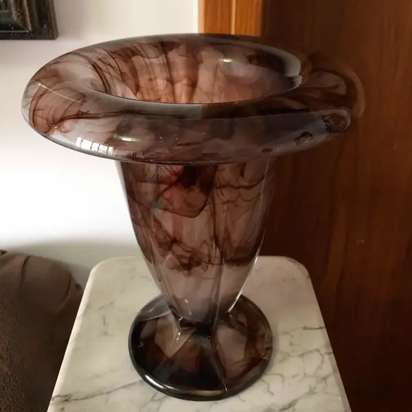 Foto de um(a) Antigo Vaso Art Deco Murano Pâte De Verre George Davidson, da categoria de Vasos. George Davidson Glass. Lindo e imponente vaso em Murano artístico, técnica patê de verre, ricamente feito à mão. Com rajados... Mostrado de uma perspectiva diferente. Vendido no marketplace Trésors.