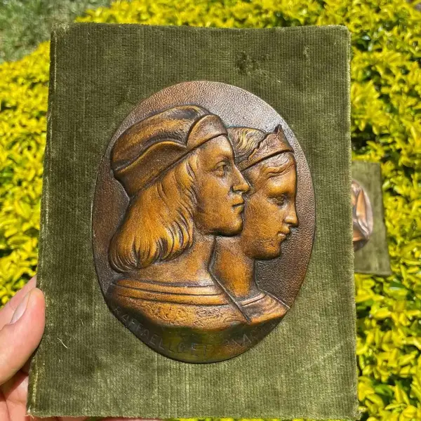 Foto de um(a) Antigo Par De Placas Quadros Bronze Italiano Dante Beatrice, da categoria de Objetos de parede esculturais. Antigo e decorativo par de placas/quadros artísticos em bronze, um deles com medalhão de Dante e Beatrice e o outro de... Mostrado de uma perspectiva diferente. Vendido no marketplace Trésors.