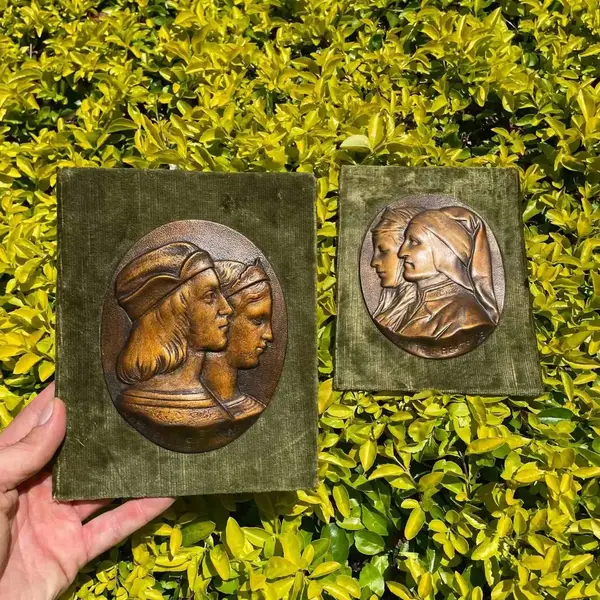 Foto de um(a) Antigo Par De Placas Quadros Bronze Italiano Dante Beatrice, da categoria de Objetos de parede esculturais. Antigo e decorativo par de placas/quadros artísticos em bronze, um deles com medalhão de Dante e Beatrice e o outro de... Mostrado de uma perspectiva diferente. Vendido no marketplace Trésors.