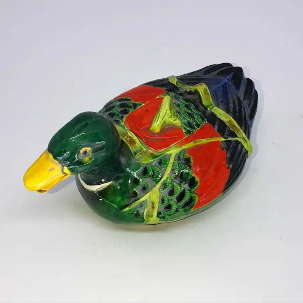 Foto de um(a) Antigo Raro Bule Escultura Pato Art Deco Em Majólica Alemã, da categoria de Bules. Antigo e diferente bule decorativo no formatos e pato em majólica/cerâmica alemã, peça moldada e pintada à mão. Período Art... Mostrado de uma perspectiva diferente. Vendido no marketplace Trésors.