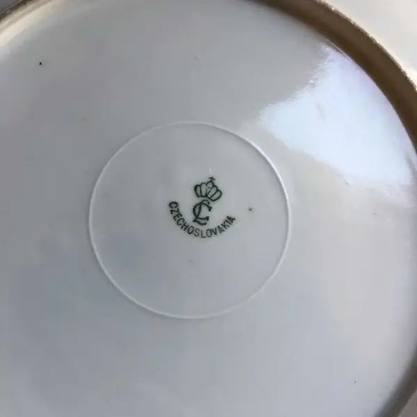 Foto de um(a) Antigo Prato De Servir Decorativo Com Alças Porcelana Tcheca, da categoria de Pratos Decorativos. Antigo e lindo prato com alças, para servir e decorar. Em porcelana artística de procedência Tcheca. Belíssima e farta... Mostrado de uma perspectiva diferente. Vendido no marketplace Trésors.
