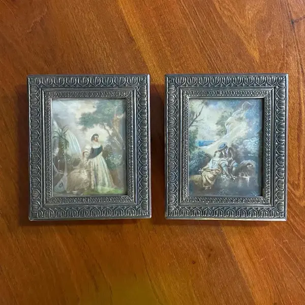 Foto de um(a) Antigo Par De Quadrinhos Pinturas Francesas Mini Portrait, da categoria de Pinturas. Miniature Portrait. Antigo par de quadrinhos franceses pintados à mão em folha de marfim. Moldura em bronze e vidro bombê,... Mostrado de uma perspectiva diferente. Vendido no marketplace Trésors.