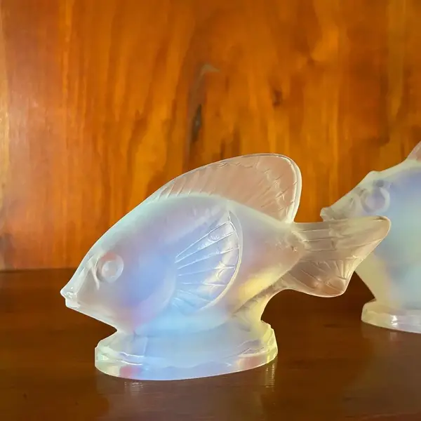 Foto de um(a) Antigo Par De Esculturas De Peixe Vidro Opalescente Sabino, da categoria de Escultura. Sabino Glass. Antigo par de esculturas artísticas em cristal francês opalescente. Peças ricamente lapidadas à mão. Com... Mostrado de uma perspectiva diferente. Vendido no marketplace Trésors.