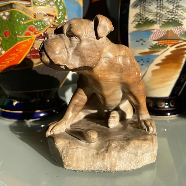 Foto de um(a) Antiga Rara Escultura Cachorro Buldogue Mármore Ernst Beck, da categoria de Escultura. E. Beck (Ernst Beck - 1879/1941). Antiga escultura artística de cachorro buldogue esculpido à mão em mármore italiano. Peça... Mostrado de uma perspectiva diferente. Vendido no marketplace Trésors.