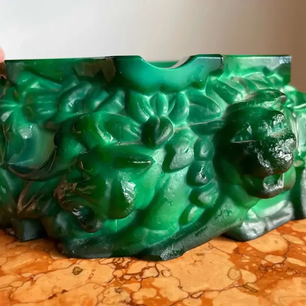 Foto de um(a) Antigo Raro Cinzeiro Art Deco Cristal Malaquita Ingrid Glass, da categoria de Cinzeiros. Ingrid Glass by Heinrich Hoffmann. Peça rara. Antigo e grande cinzeiro em cristal de malaquita, todo lapidado à mão.... Mostrado de uma perspectiva diferente. Vendido no marketplace Trésors.