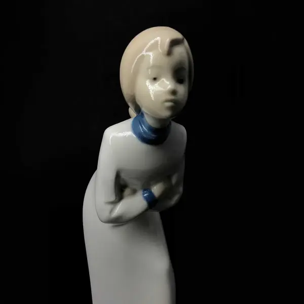 Foto de um(a) Antiga Escultura Feminina Porcelana Espanhola Rex Valência, da categoria de Escultura. Linda figura feminina feita à mão em porcelana espanhola, manufatura Rex - Valencia, padrão Lladró. Altura 23cm. Mostrado de uma perspectiva diferente. Vendido no marketplace Trésors.