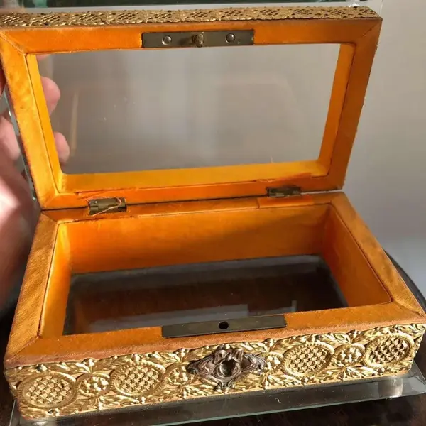 Foto de um(a) Antiga Caixa Porta Jóias Cristal Bisote Bronze Doré Império, da categoria de Porta-Jóias. Antiga e fina caixa porta-joias em cristal bisote, e armação em bronze doré, com banho de ouro. Estilo Império, Paris,... Mostrado de uma perspectiva diferente. Vendido no marketplace Trésors.