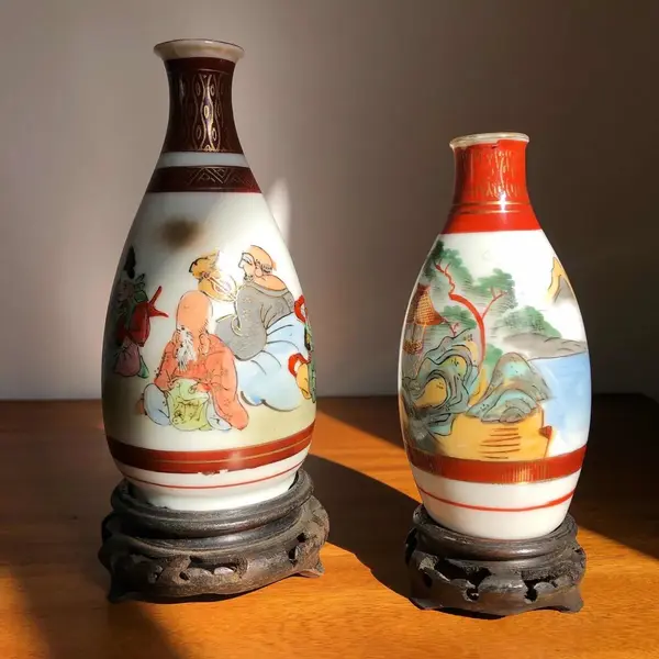 Foto de um(a) Antigo Par De Pequenos Vasos Orientais Porcelana Japonesa, da categoria de Vasos. Antigo par de vasinhos orientais em porcelana japonesa, pintados à mão. Base em madeira de lei. Altura 14 e 17cm. Mostrado de uma perspectiva diferente. Vendido no marketplace Trésors.