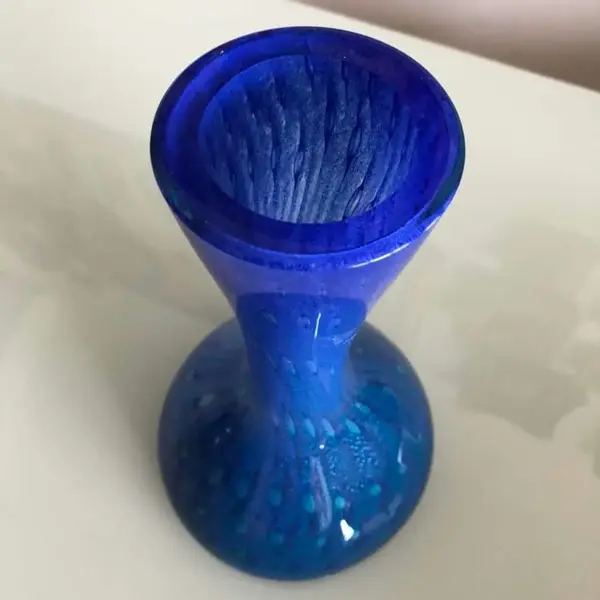 Foto de um(a) Antigo Lindo Jarro Vaso Solitário Em Murano Italiano Azul, da categoria de Vasos. Lindo vaso em Murano italiano feito à mão. Peça imponente.Período Art Deco. Cores vivas e brilhantes, muito decorativo. ... Mostrado de uma perspectiva diferente. Vendido no marketplace Trésors.