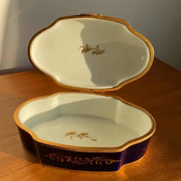 Foto de um(a) Antiga Caixa Decorativa Porta Jóias Porcelana Sèvres France, da categoria de Cestos e Caixas. Sèvres. Antiga caixa porta jóias em porcelana artística francesa da manufatura de Sèvres, cor azul cobalto, a favorita do... Mostrado de uma perspectiva diferente. Vendido no marketplace Trésors.
