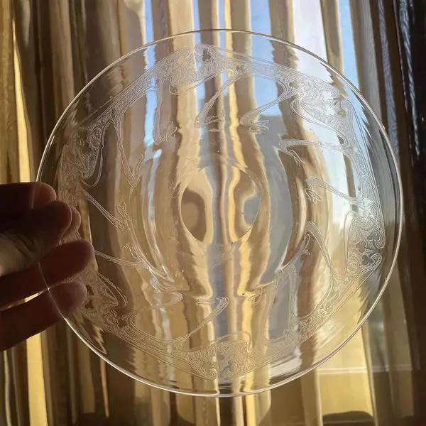 Foto de um(a) Antiga Bomboniere Cristal Francês Saint Louis Art Nouveau, da categoria de Garrafas, potes e jarros. Antiga e fina bomboniere com présentoir em cristal francês da renomada manufatura Saint Louis. Ricamente lavrada à mão, com... Mostrado de uma perspectiva diferente. Vendido no marketplace Trésors.