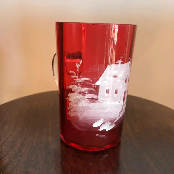 Foto de um(a) Antiga Caneca Copo De Coleção Murano Veneziano Mary Gregory, da categoria de Canecas. Mary Gregory. Antiga caneca veneziana, com linda pintura feita à mão com esmalte branco. Item de coleção. Em perfeito... Mostrado de uma perspectiva diferente. Vendido no marketplace Trésors.