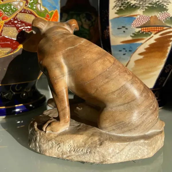 Foto de um(a) Antiga Rara Escultura Cachorro Buldogue Mármore Ernst Beck, da categoria de Escultura. E. Beck (Ernst Beck - 1879/1941). Antiga escultura artística de cachorro buldogue esculpido à mão em mármore italiano. Peça... Mostrado de uma perspectiva diferente. Vendido no marketplace Trésors.