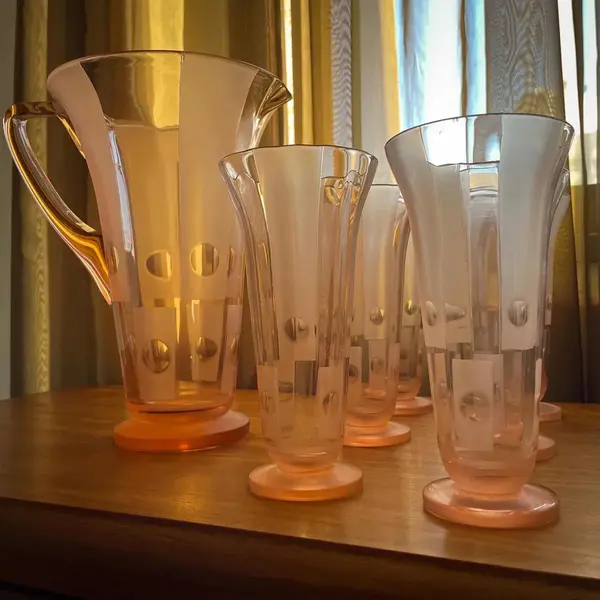 Foto de um(a) Antigo Conjunto Jarra Com 6 Copos Cristal Tcheco Art Deco, da categoria de Jogos de taças e copos. De tirar o fôlego!Antigo e excepcional conjunto para refrescos, composto por linda e grande jarra e seus respectivos seis... Mostrado de uma perspectiva diferente. Vendido no marketplace Trésors.