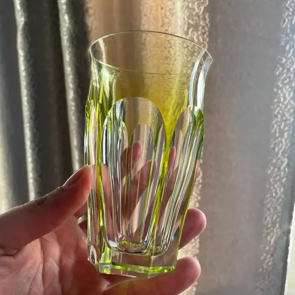 Foto de um(a) Antigo Par De Finos Copos Cristal Tcheco Moser Assinados, da categoria de Copos. Moser. Fino par de copos em cristal Tcheco lapidados à mão. Assinados. Manufatura Moser. Medidas 11,5 x 7cm cada. Mostrado de uma perspectiva diferente. Vendido no marketplace Trésors.