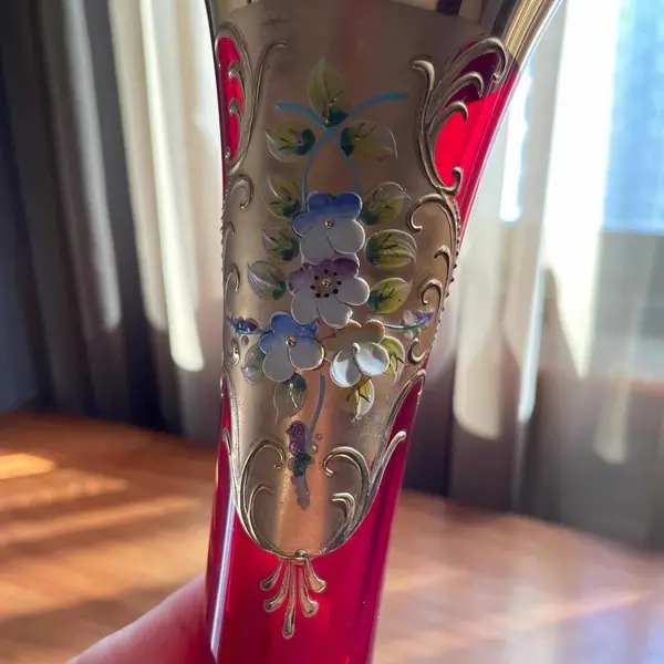 Foto de um(a) Antigo Vaso Jarro Artístico Cristal Veneziano Com Ouro, da categoria de Vasos. Antigo vaso artístico em cristal veneziano cor vermelho rubi , toda trabalhada à mão, decoração floral em relevo e ouro 18k.... Mostrado de uma perspectiva diferente. Vendido no marketplace Trésors.
