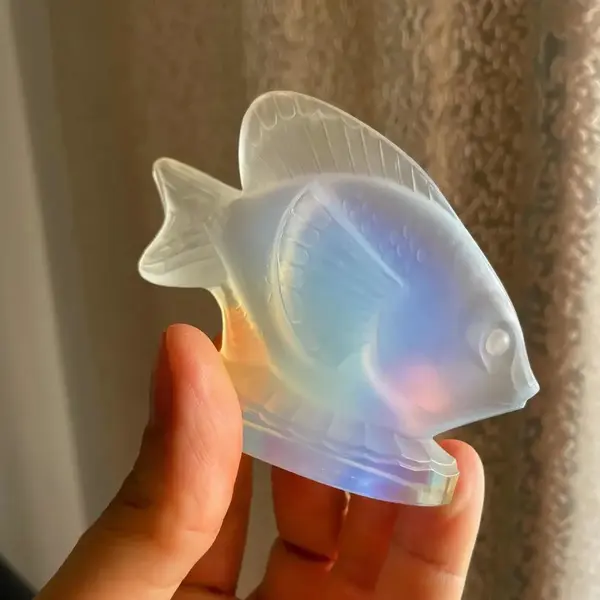 Foto de um(a) Antigo Par De Esculturas De Peixe Vidro Opalescente Sabino, da categoria de Escultura. Sabino Glass. Antigo par de esculturas artísticas em cristal francês opalescente. Peças ricamente lapidadas à mão. Com... Mostrado de uma perspectiva diferente. Vendido no marketplace Trésors.