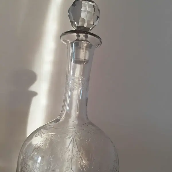 Foto de um(a) Antiga Garrafa Licoreira Em Cristal Francês Saint Louis, da categoria de Garrafas. Linda garrafa fruteira em cristal Saint Louis, ricamente lavrada com flores e volutas. Em perfeito estado. Meados de 1920.... Mostrado de uma perspectiva diferente. Vendido no marketplace Trésors.