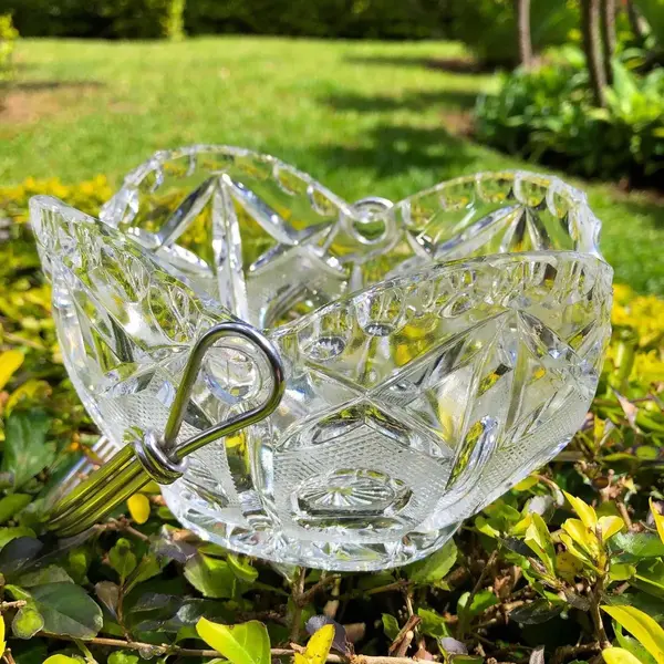 Foto de um(a) Antiga Linda Cesta Em Cristal Europeu Com Alça Em Prata, da categoria de Cestos e Caixas. Antiga e linda cesta em cristal europeu lapidado à mão, alça em metal espessurado à prata. Uma peça super decorativa e... Mostrado de uma perspectiva diferente. Vendido no marketplace Trésors.
