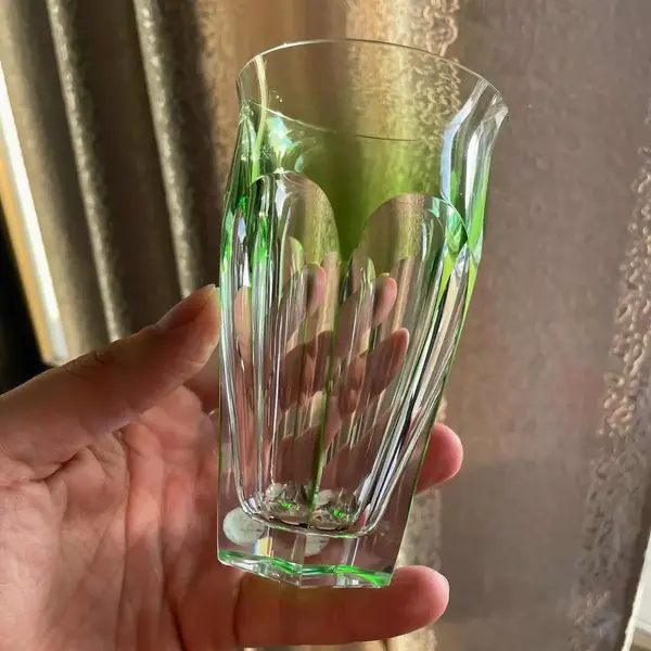 Foto de um(a) Antigo Par De Finos Copos Cristal Tcheco Moser Assinados, da categoria de Copos. Moser. Fino par de copos em cristal Tcheco lapidados à mão. Assinados. Manufatura Moser. Medidas 11,5 x 7cm cada. Mostrado de uma perspectiva diferente. Vendido no marketplace Trésors.