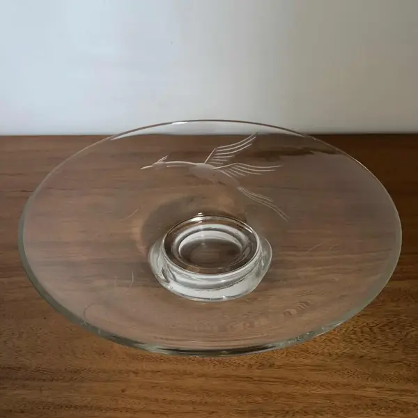 Foto de um(a) Antigo Prato Centro De Mesa Art Deco Cristal Sueco Orrefors, da categoria de Centro de mesa. Antigo e excepcional centro de mesa artístico em finíssimo cristal Suíço. Manufatura Orrefors. Lapidação manual com figura... Mostrado de uma perspectiva diferente. Vendido no marketplace Trésors.