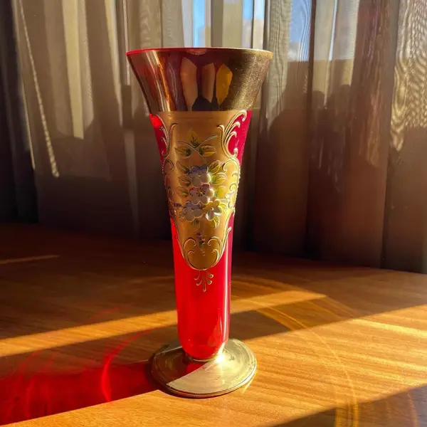 Foto de um(a) Antigo Vaso Jarro Artístico Cristal Veneziano Com Ouro, da categoria de Vasos. Antigo vaso artístico em cristal veneziano cor vermelho rubi , toda trabalhada à mão, decoração floral em relevo e ouro 18k.... Mostrado de uma perspectiva diferente. Vendido no marketplace Trésors.