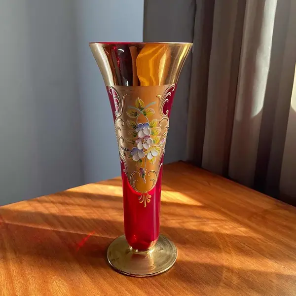 Foto de um(a) Antigo Vaso Jarro Artístico Cristal Veneziano Com Ouro, da categoria de Vasos. Antigo vaso artístico em cristal veneziano cor vermelho rubi , toda trabalhada à mão, decoração floral em relevo e ouro 18k.... Mostrado de uma perspectiva diferente. Vendido no marketplace Trésors.