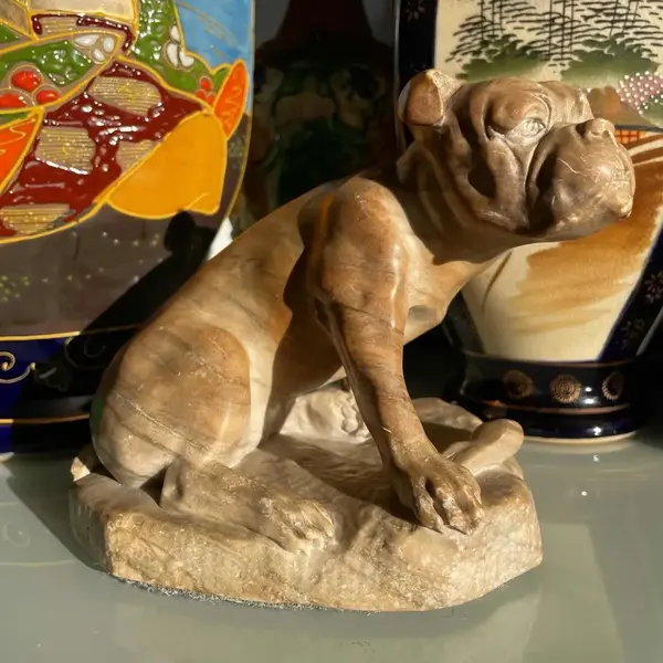 Foto de um(a) Antiga Rara Escultura Cachorro Buldogue Mármore Ernst Beck, da categoria de Escultura. E. Beck (Ernst Beck - 1879/1941). Antiga escultura artística de cachorro buldogue esculpido à mão em mármore italiano. Peça... Mostrado de uma perspectiva diferente. Vendido no marketplace Trésors.